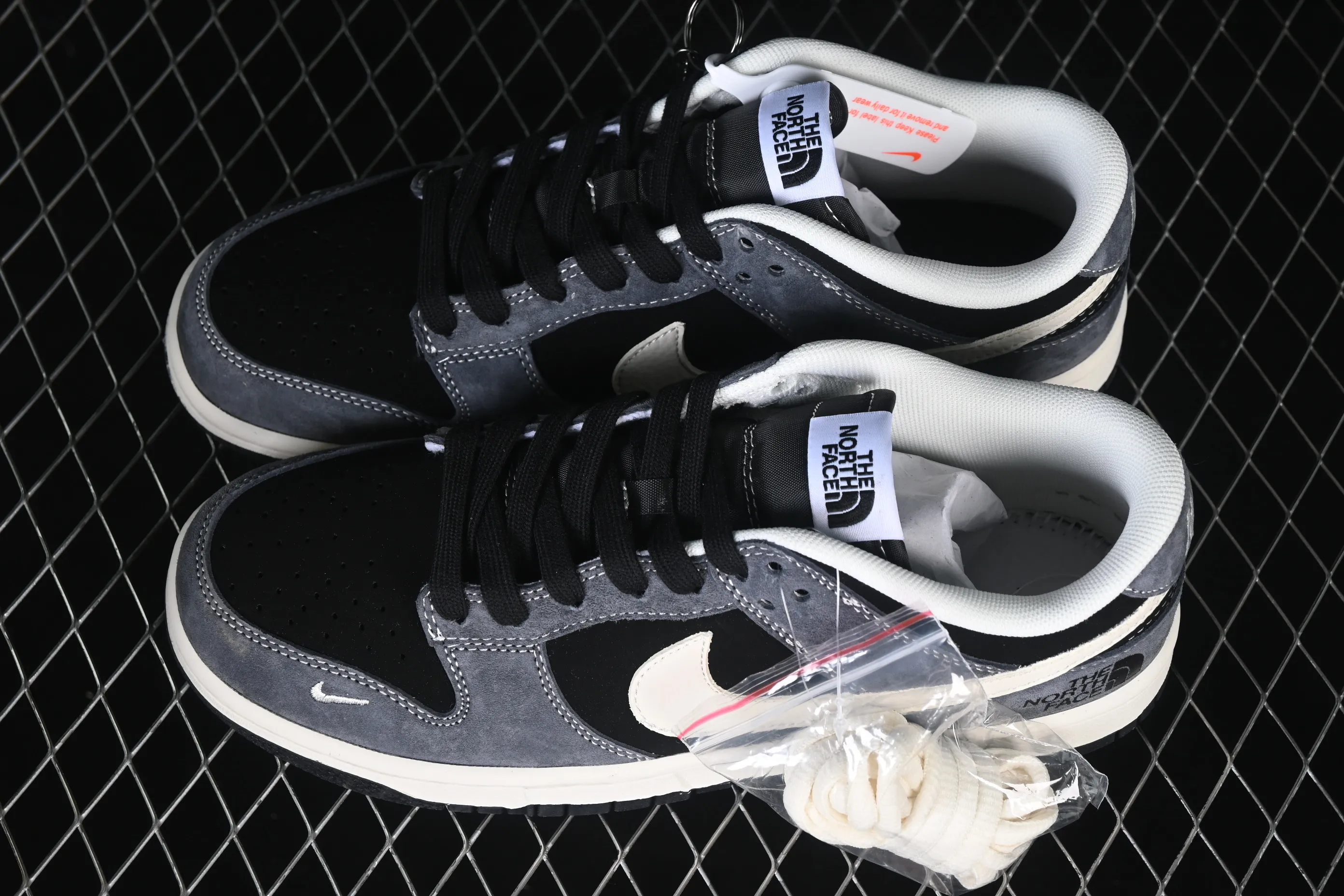 All Categories Nk SB Dunk Series Nk SB Dunk Low High-end Customized Low-top Sneakers Nike SB Dunk Low North Face Co-branded Gray Black Pig Eight Anniversary High-end Customized Low-top Casual Sneakers DN3168-006